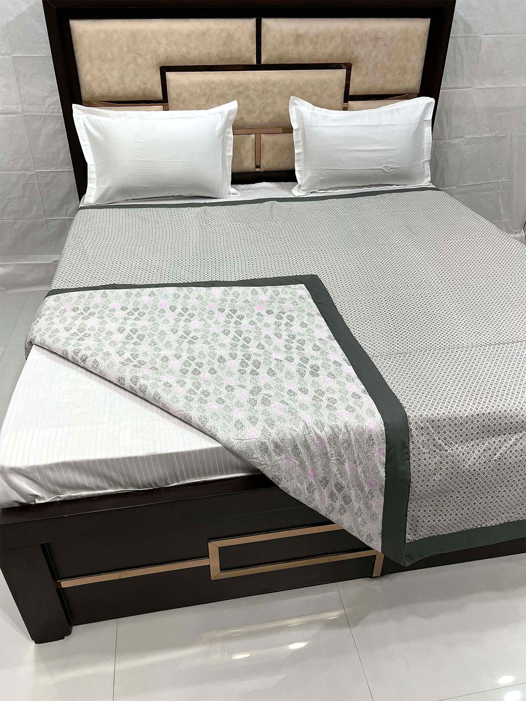 

Pure Decor Silken Grey & White Ethnic Motifs AC Room 233 GSM Double Pure Cotton Bed Dohar