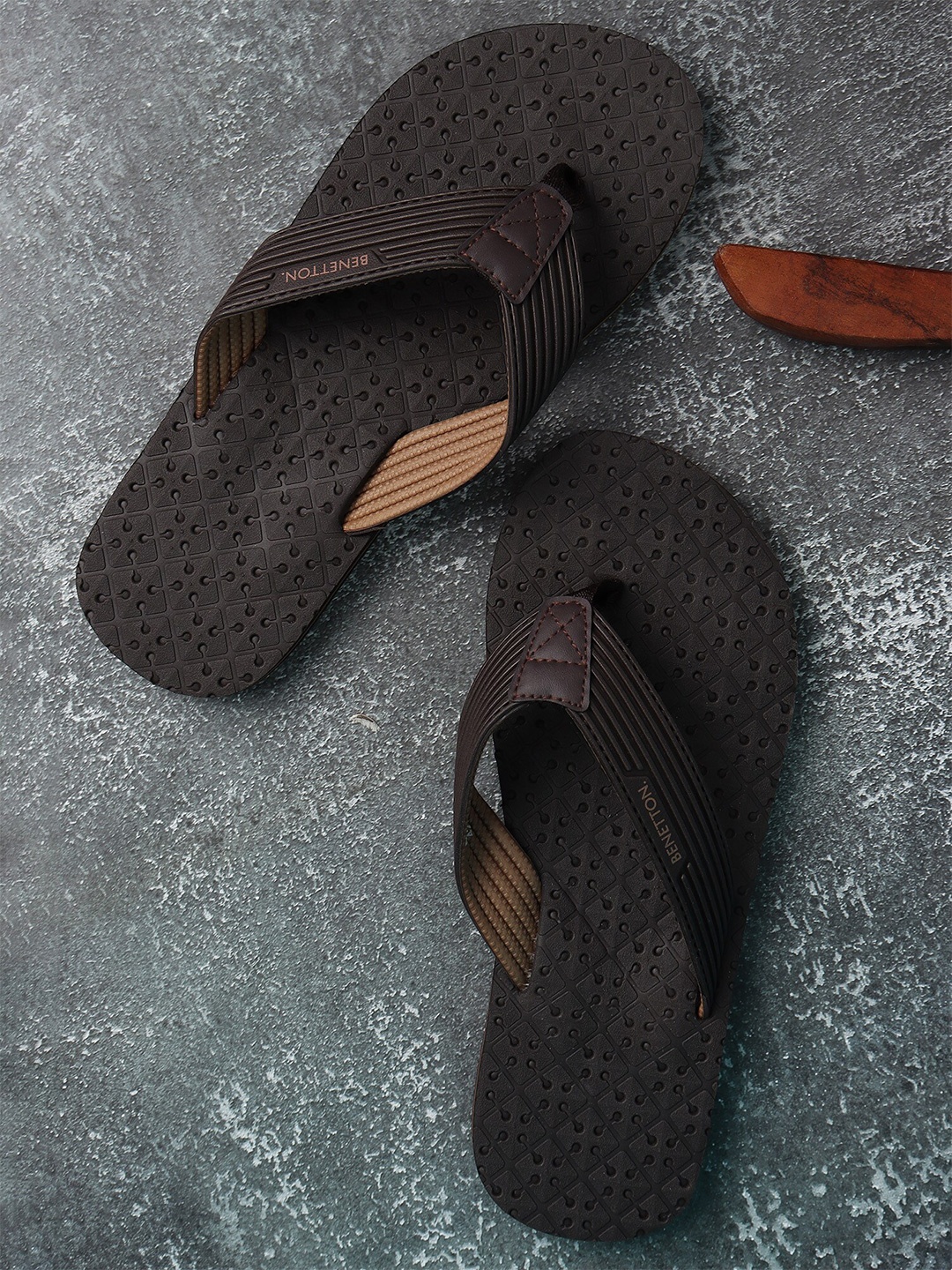 

United Colors of Benetton Men Rubber Thong Flip-Flops, Brown