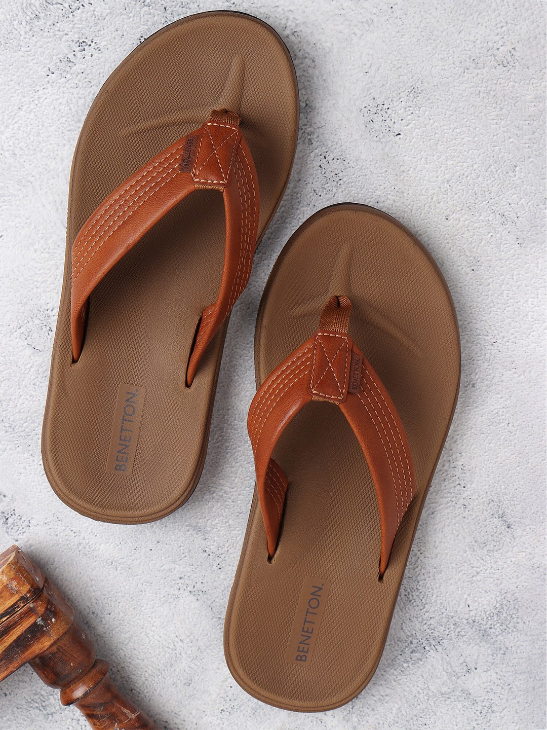 

United Colors of Benetton Men Rubber Thong Flip-Flops, Camel brown