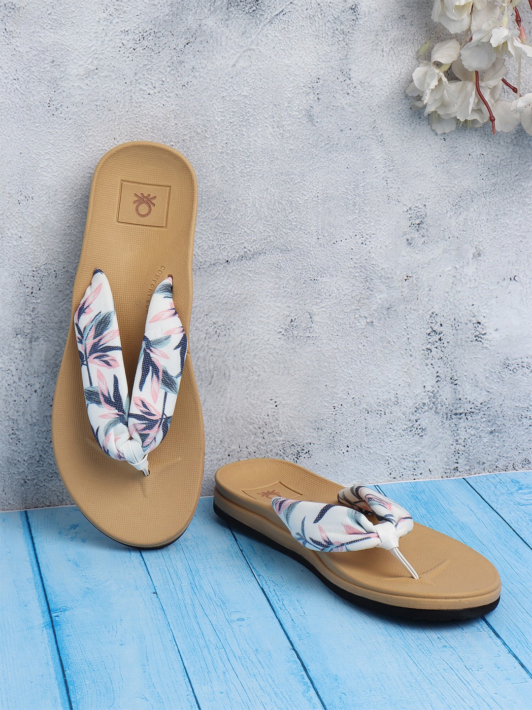 

United Colors of Benetton Women Rubber Thong Flip-Flops, Beige