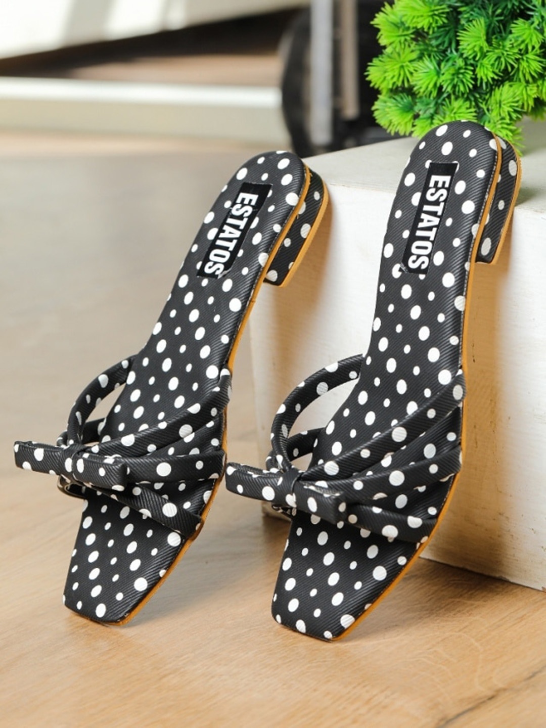 

ESTATOS Women Printed Open Toe Flats, Black
