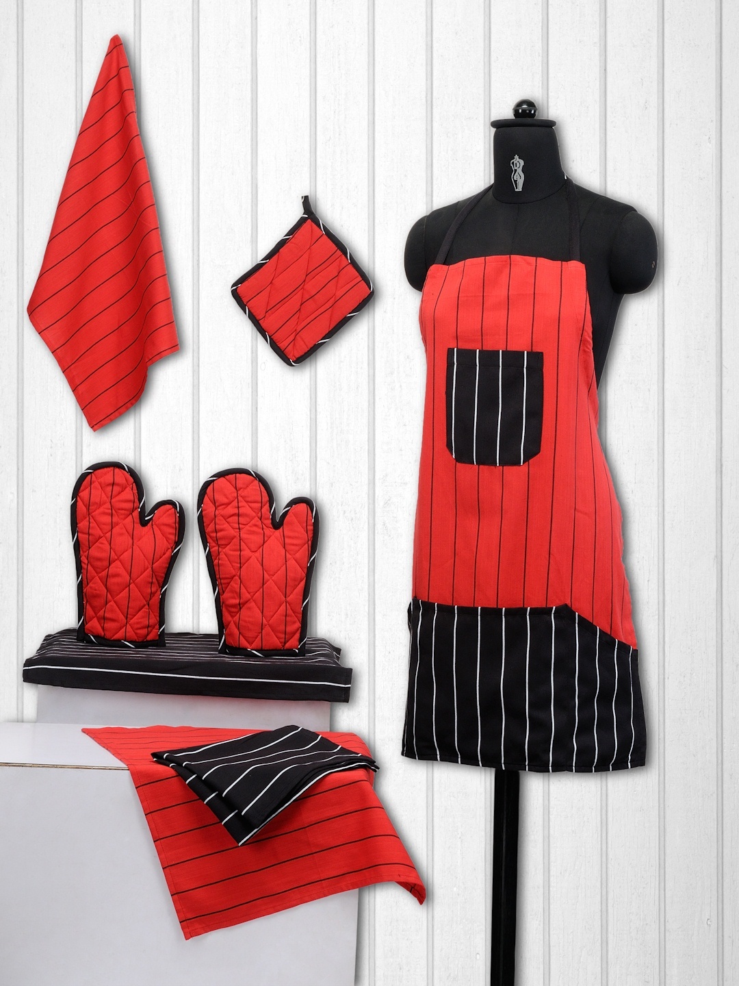 

SWAYAM Unisex Set of 8 Black & Red Cotton Striped Kitchen Linen Set