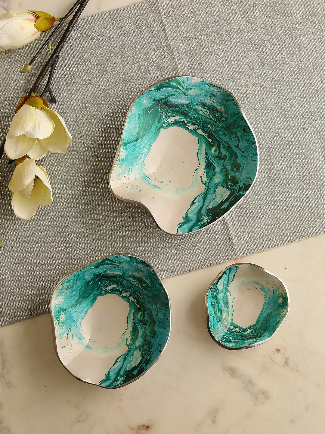 

Amoliconcepts Funky Chic White & Green Set Of 3 Enameled Serving Platter