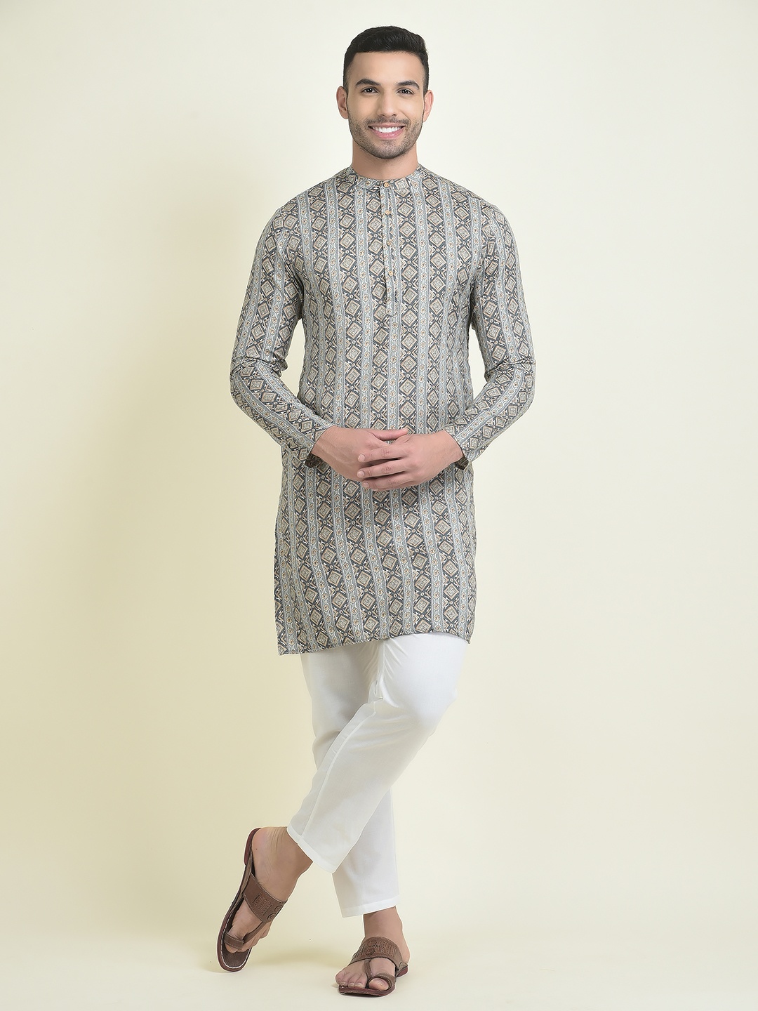 

DEYANN Men Ethnic Motifs Printed Kurta with Pyjamas, Silver