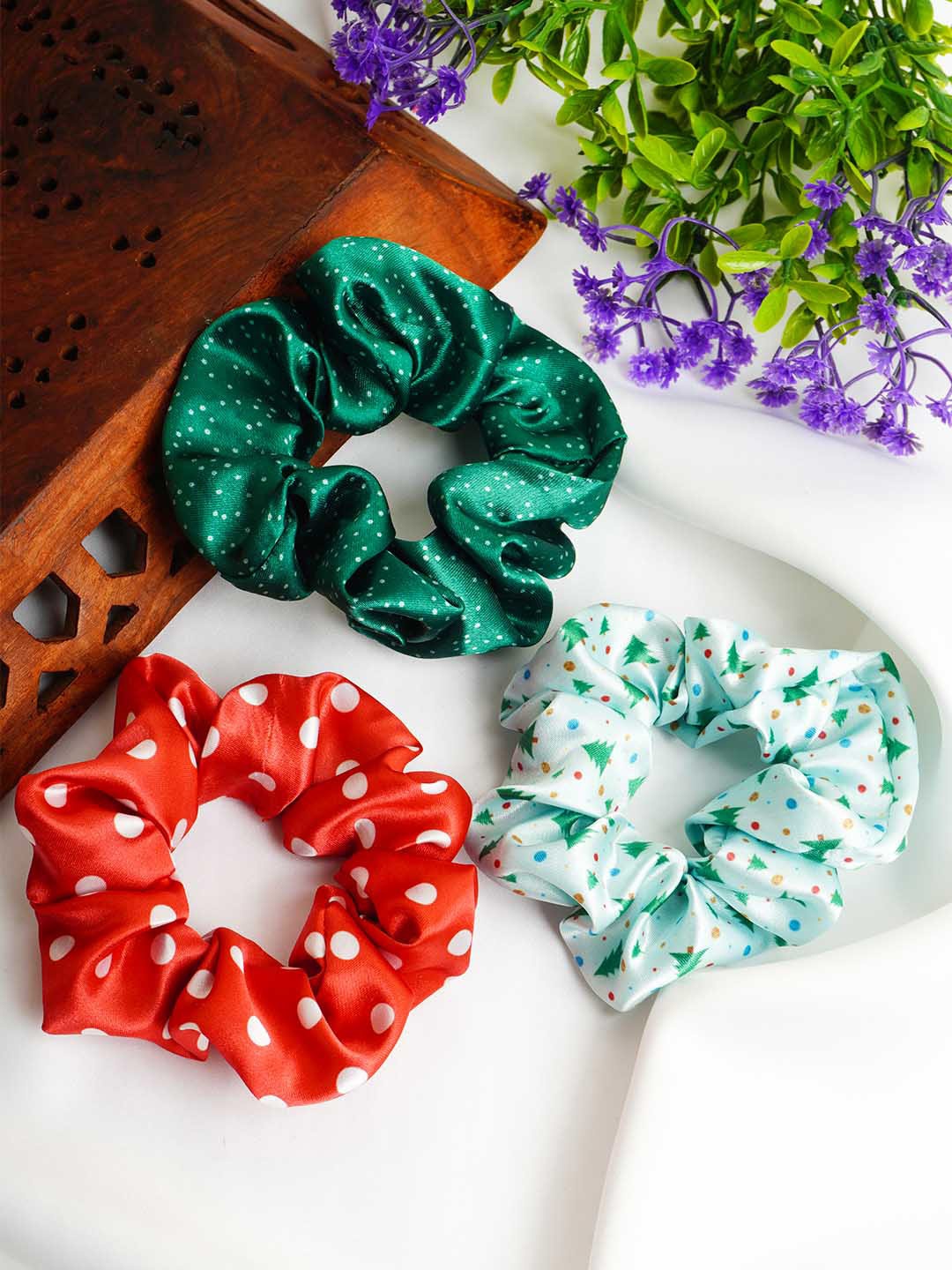 

Ferosh Women Green & White Set of 3 Ponytail Holders