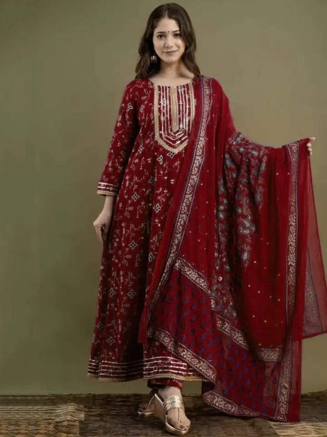 

SP DESIGNS Women Floral Printed Gotta Patti Kurta With Trousers & Dupatta, Maroon