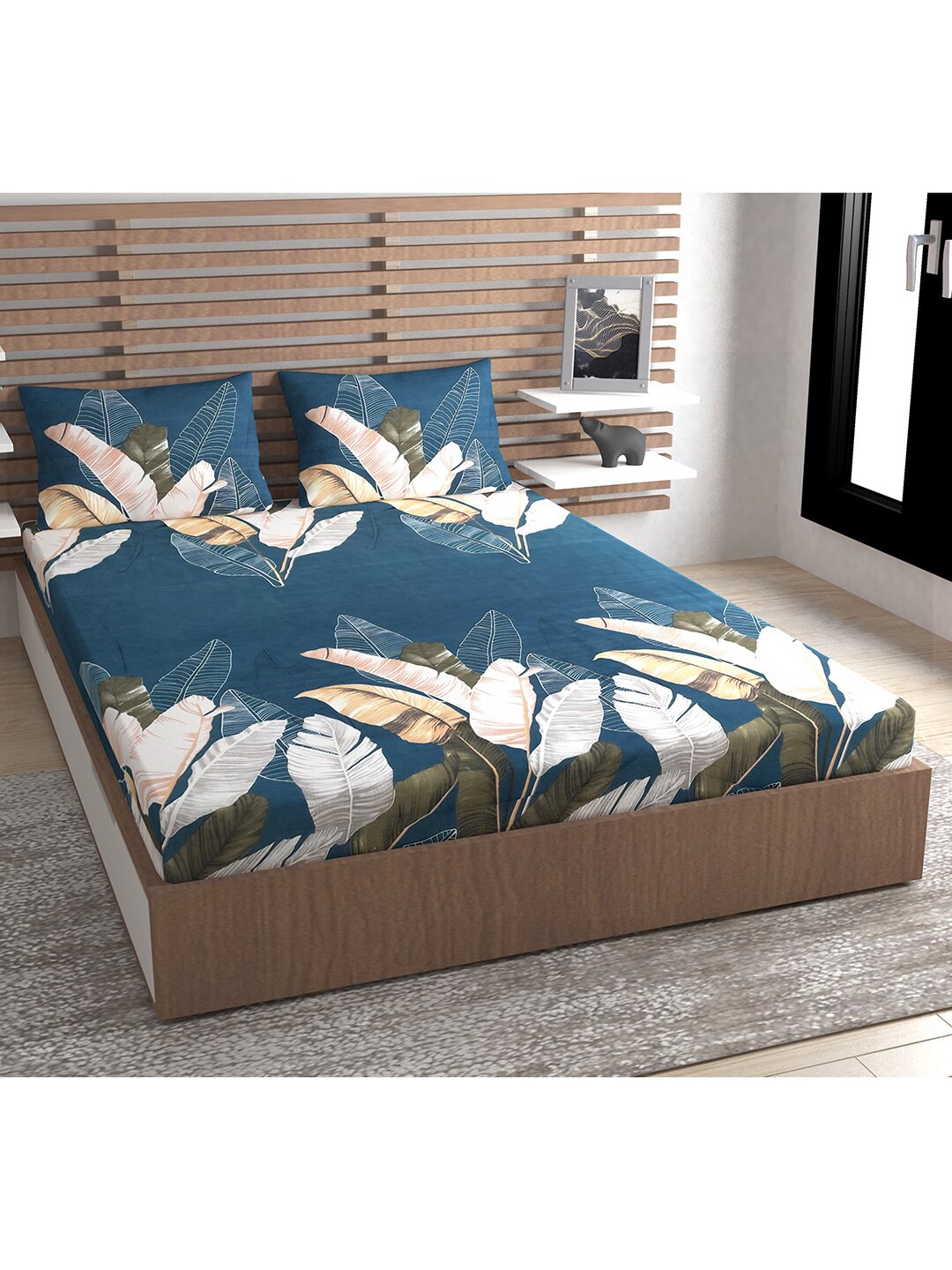 

Urban Magic Blue & White Floral 140 TC Queen Bedsheet with 2 Pillow Covers
