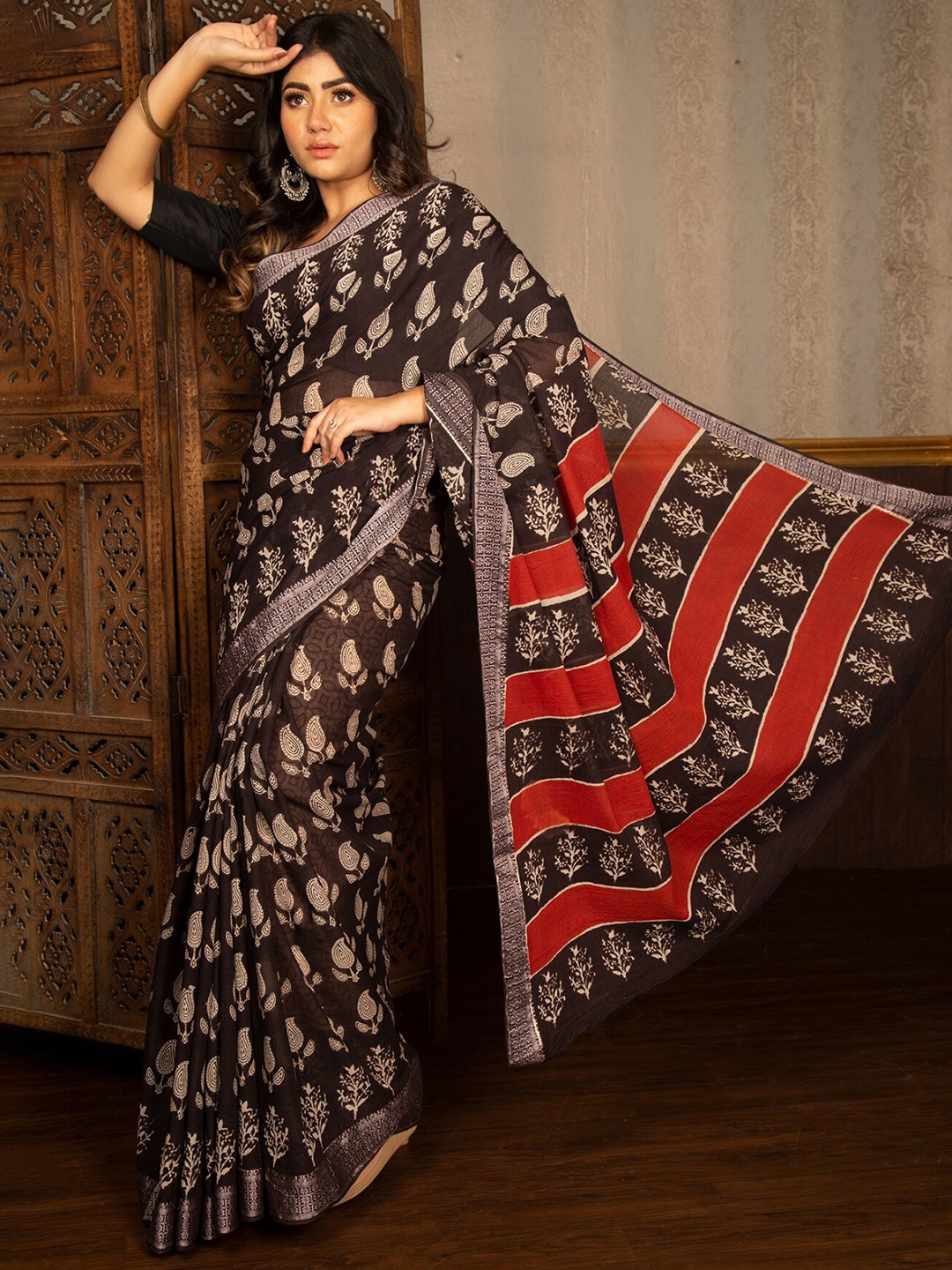 

Unnati Silks Floral Pure Cotton Bagru Saree, Black