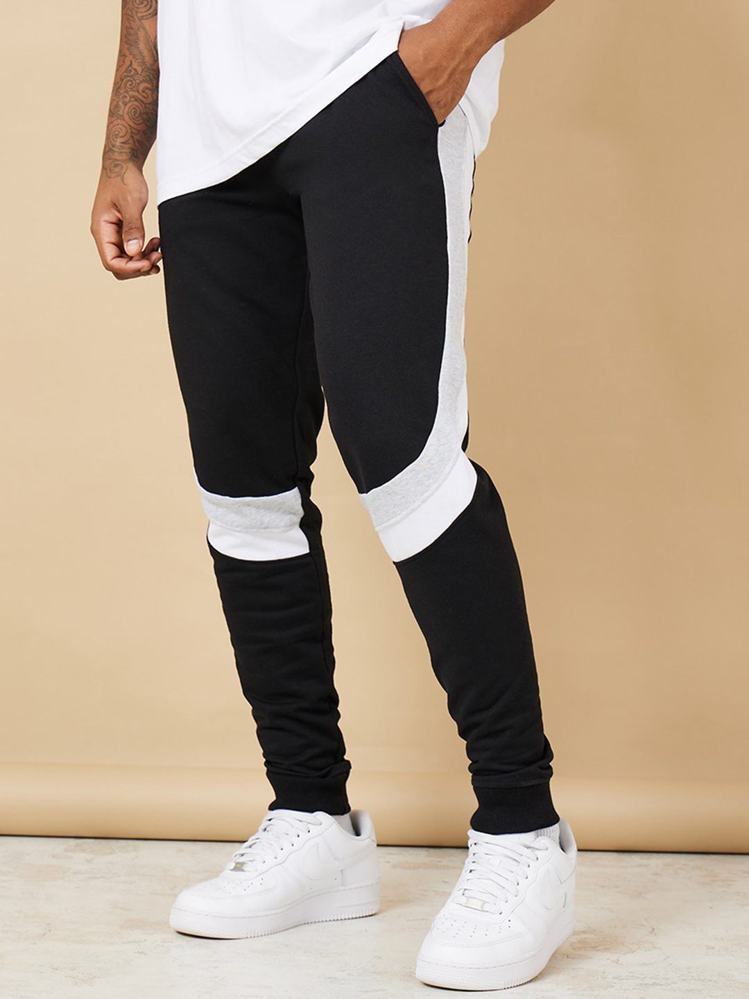 

Styli Men Colourblocked Regular Fit Mid-Rise Knitted Joggers With Cut & Sew Panel Detail, Black
