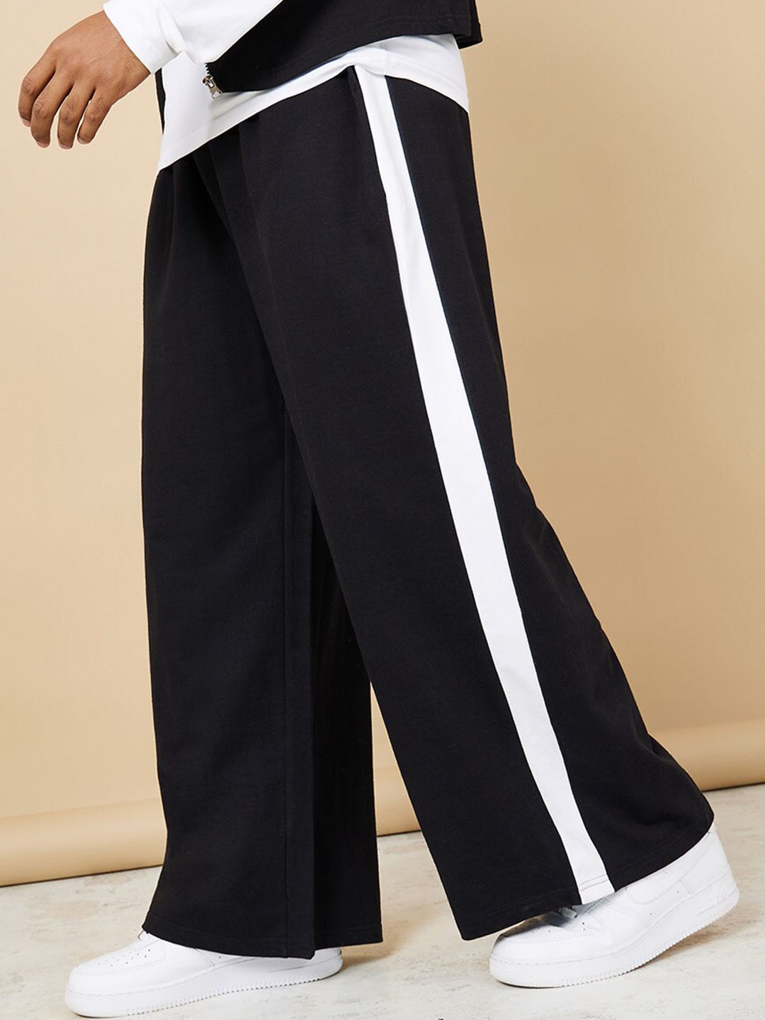 

Styli Men Contrast Striped Wide Leg Terry Joggers, Black