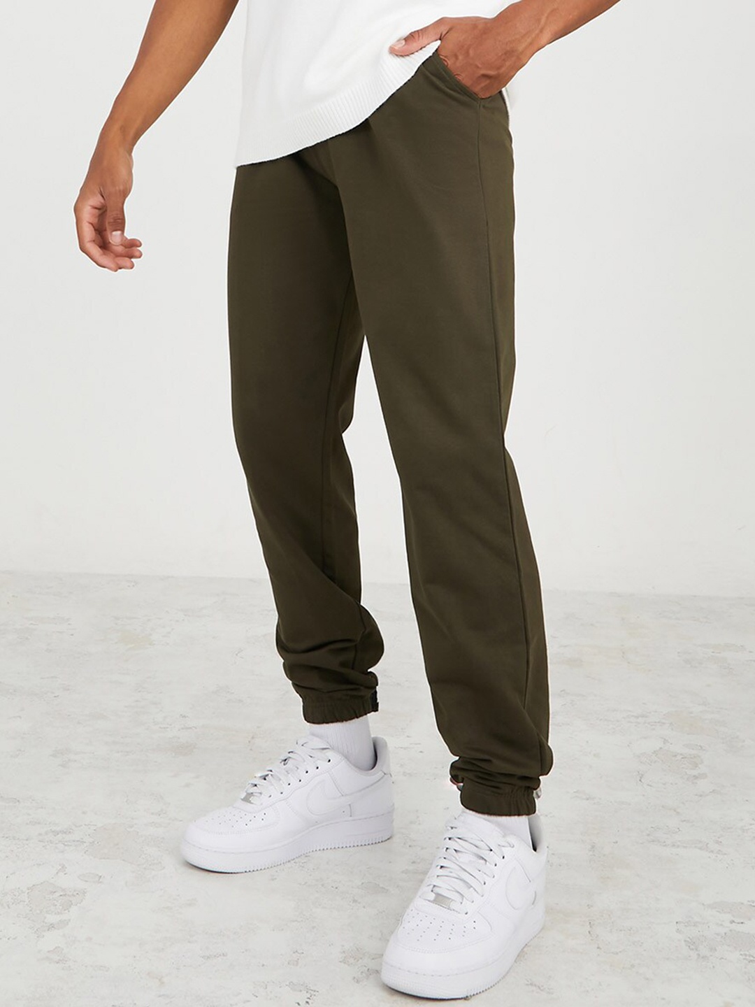 

Styli Men Solid Slim Fit Mid-Rise French Terry Joggers, Charcoal