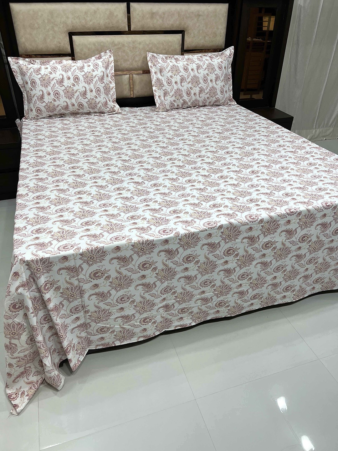

Pure Decor White & Peach Floral 380 TC King Pure Cotton Bedsheet with 2 Pillow Covers