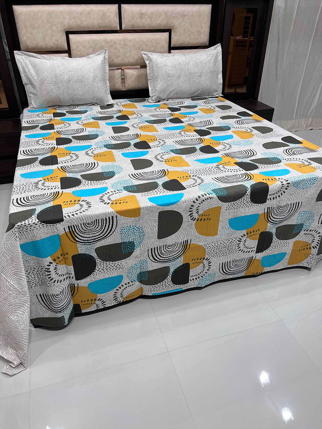 

Pure Decor White & Blue Geometric 380 TC King Pure Cotton Bedsheet with 2 Pillow Covers