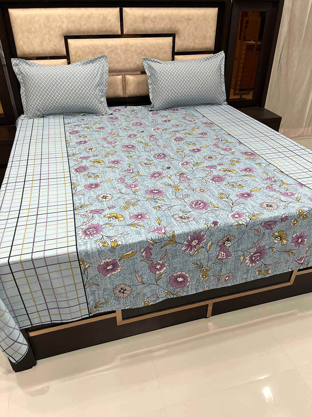 

Pure Decor Blue & White Floral 260 TC King Pure Cotton Bedsheet with 2 Pillow Covers