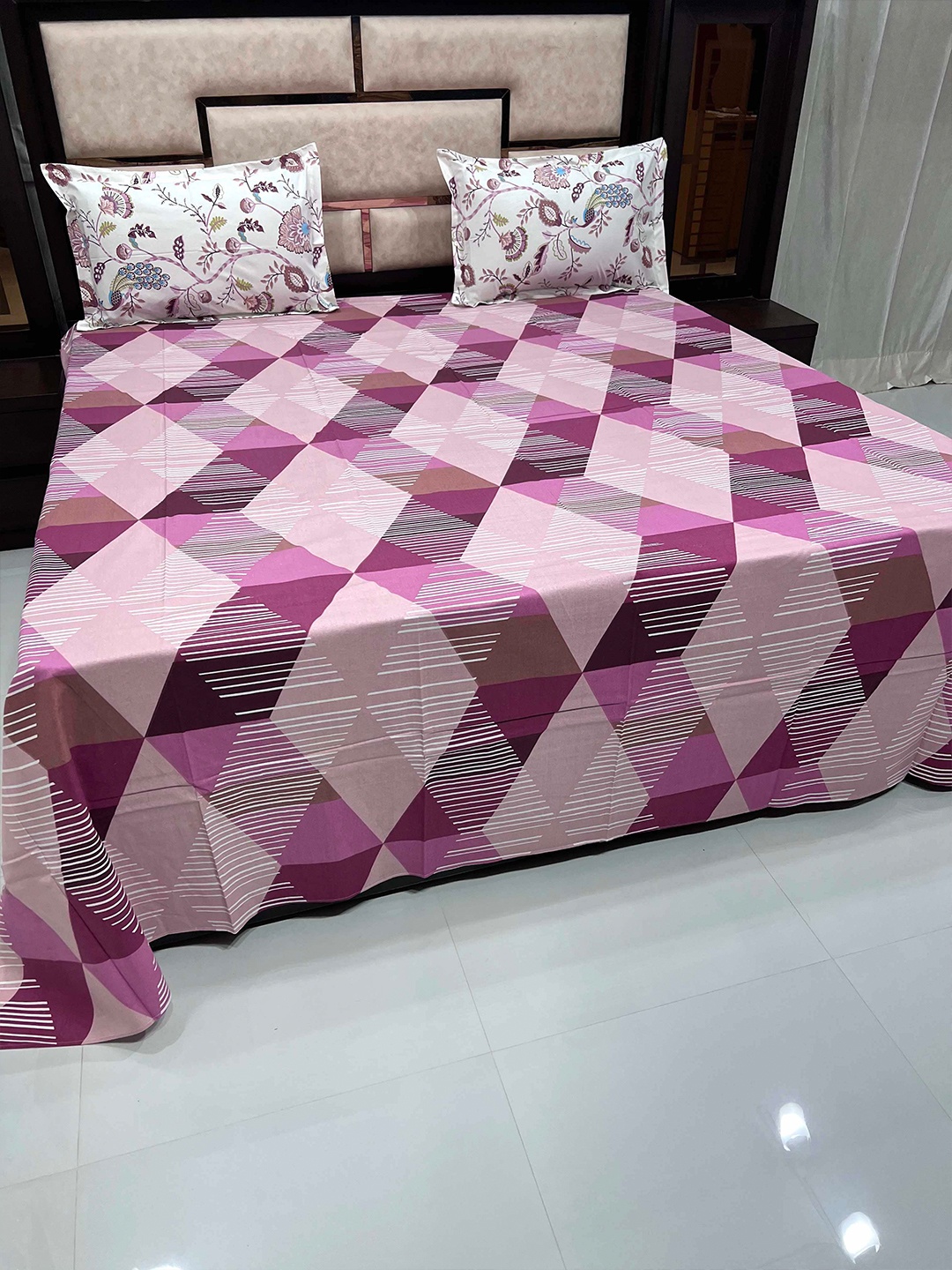 

Pure Decor Pink & Purple Geometric 380 TC King Pure Cotton Bedsheet with 2 Pillow Covers