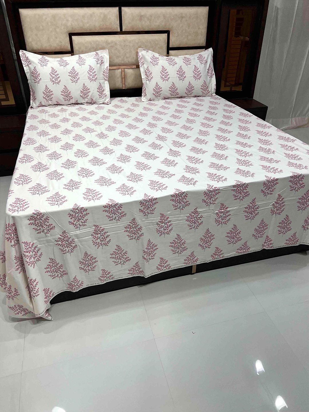 

Pure Decor White & Pink Floral 400 TC King Pure Cotton Bedsheet with 2 Pillow Covers