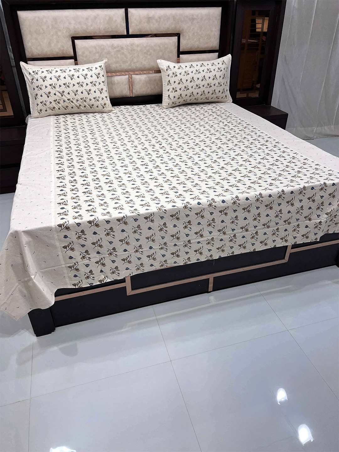 

Pure Decor Cream & Green Floral 260 TC King Pure Cotton Bedsheet with 2 Pillow Covers