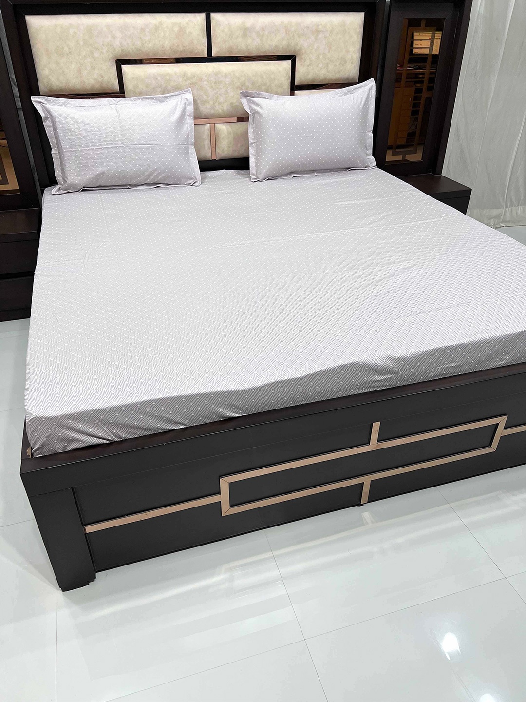 Pure Decor Grey & White Geometric 380 TC King Pure Cotton Bedsheet with 2 Pillow Covers