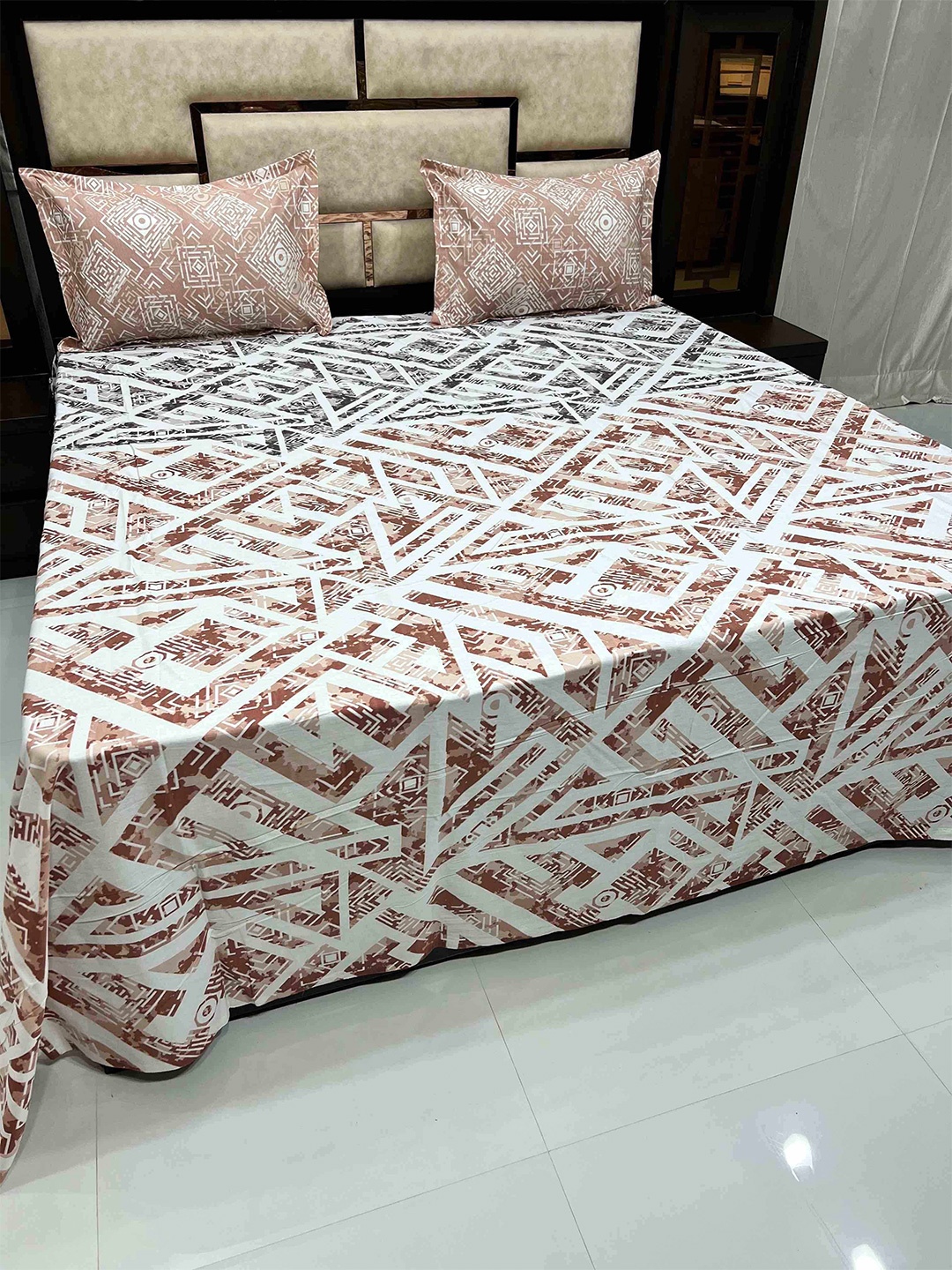 Pure Decor Lifestyle White & Rust Geometric King Pure Cotton Bedsheet with 2 Pillow Covers