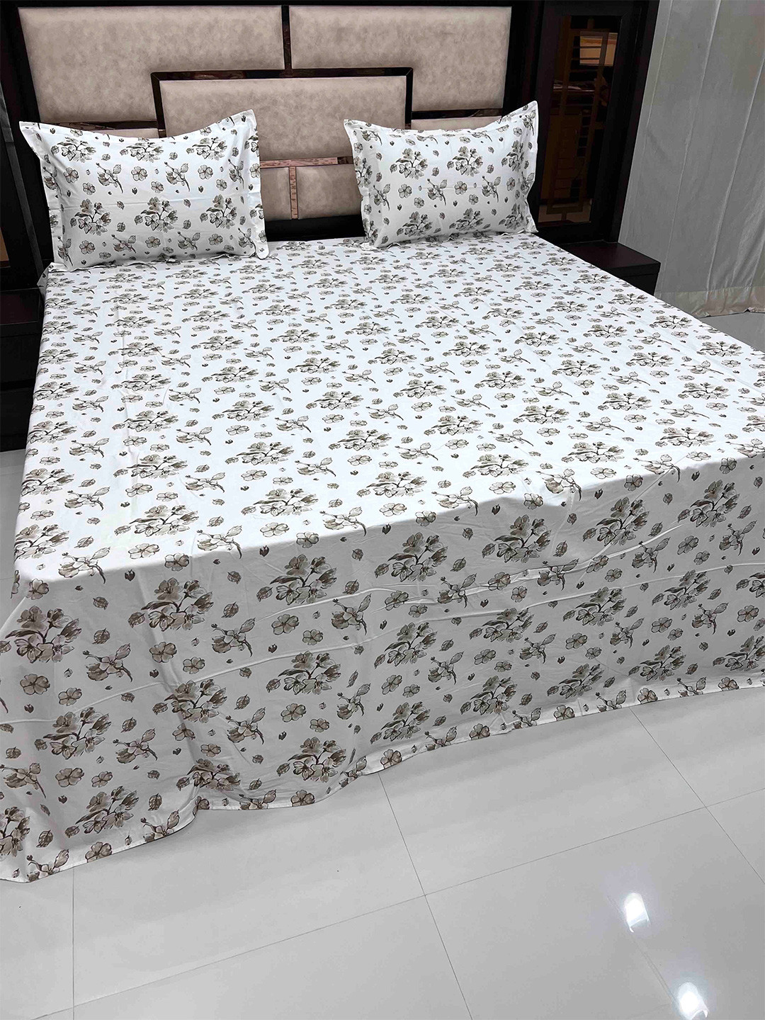 

Pure Decor Green & White Floral 400 TC King Pure Cotton Bedsheet with 2 Pillow Covers