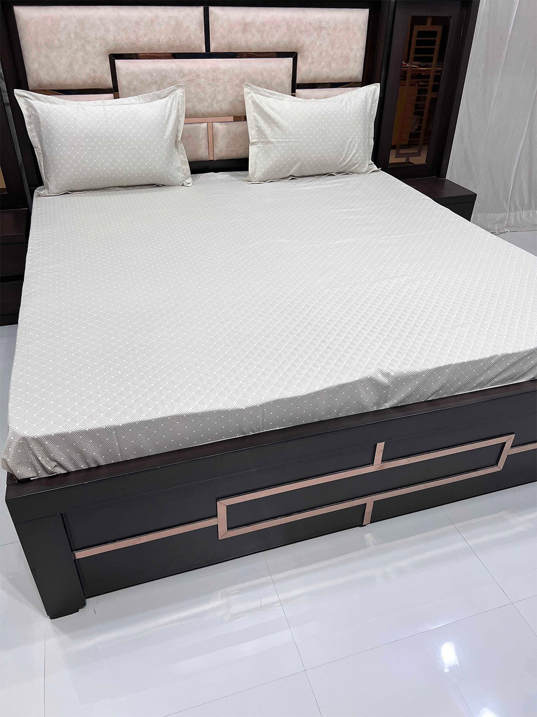 

Pure Decor Green & White Geometric Pure Cotton King Bedsheet with 2 Pillow Covers