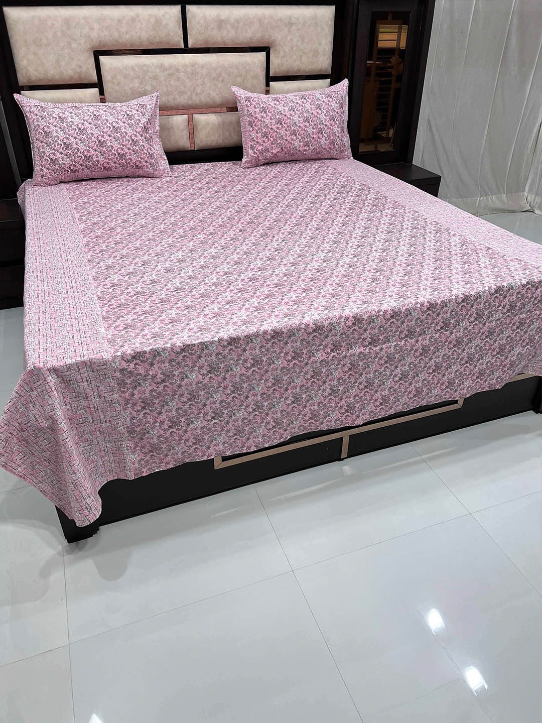 

Pure Decor Pink & White Floral 260 TC King Bedsheet with 2 Pillow Covers