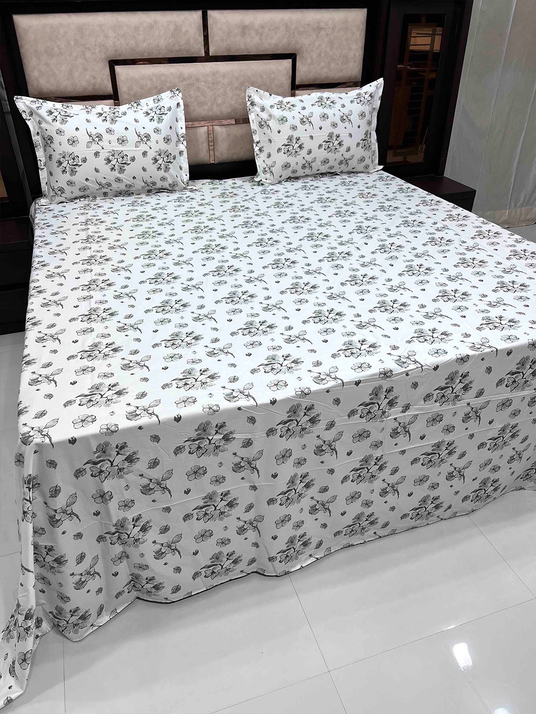 

Pure Decor Grey & White Floral Pure Cotton 400 TC King Bedsheet with 2 Pillow Covers