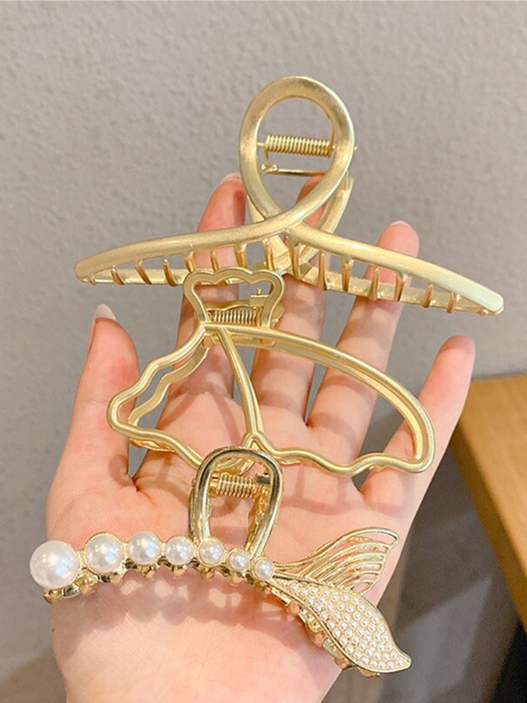 

VAGHBHATT Women Gold-Toned Set of 3 Claw Clip