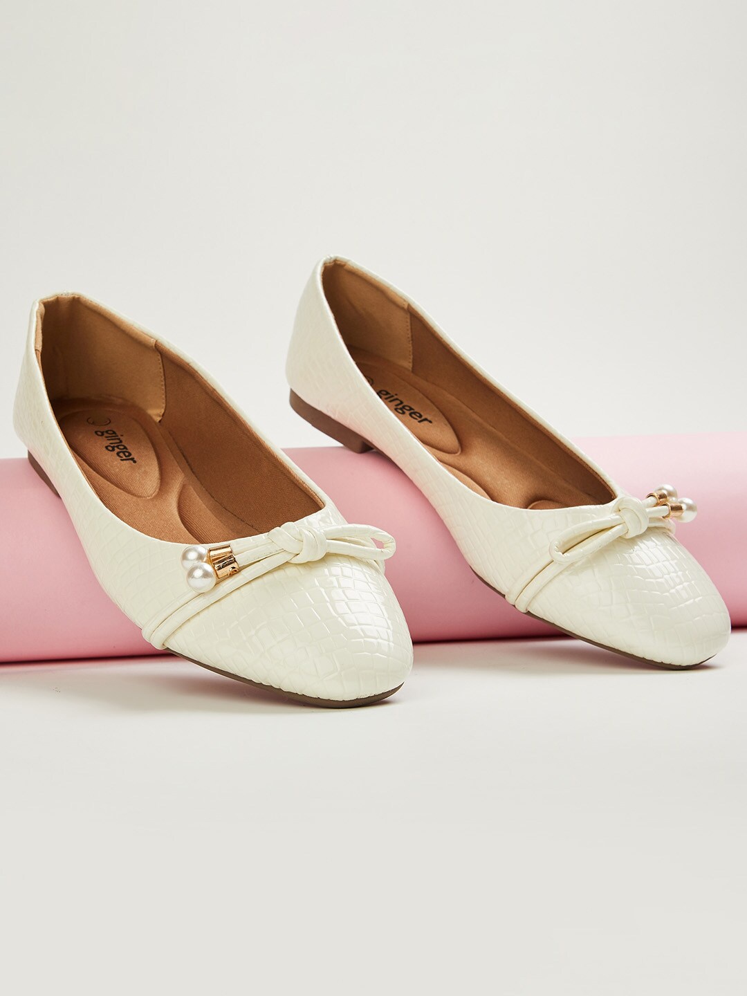 

Ginger by Lifestyle Women Embellished Ballerinas with Bows Flats, White