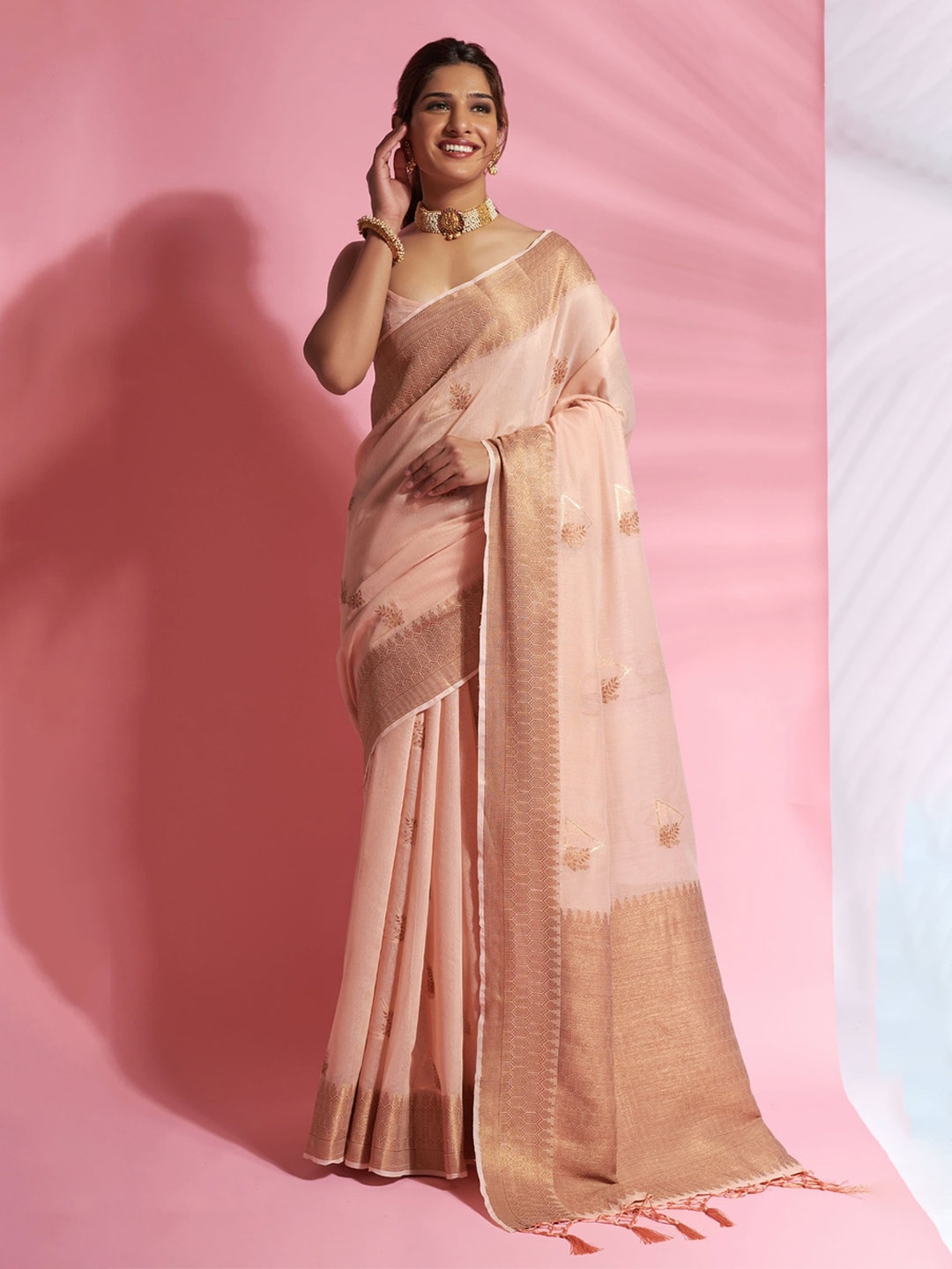 

elora Peach-Coloured & Gold-Toned Floral Zari Banarasi Saree