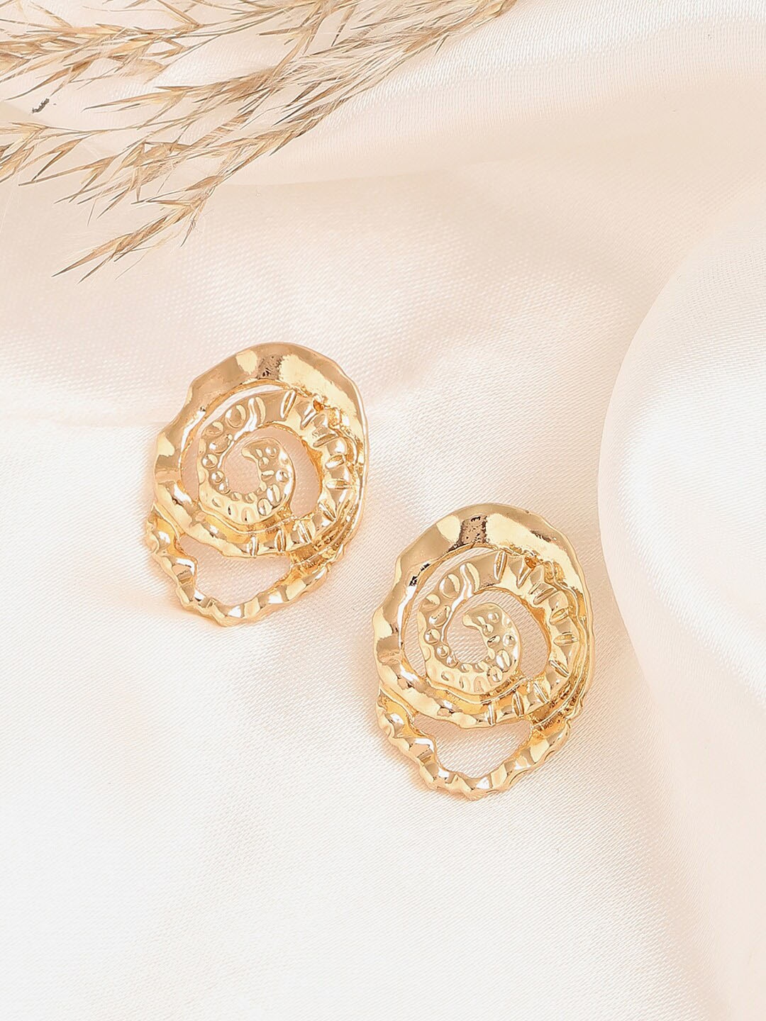 

SOHI Women Gold Plated Contemporary Studs Earrings