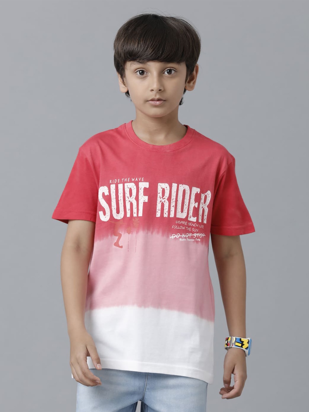 

UNDER FOURTEEN ONLY Boys Red Colourblocked V-Neck Applique T-shirt