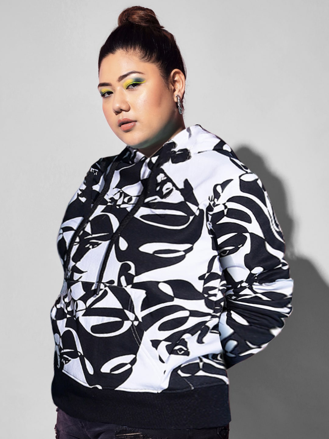 

BEYOUND SIZE - THE DRY STATE Women Black Printed Hooded Sweatshirt