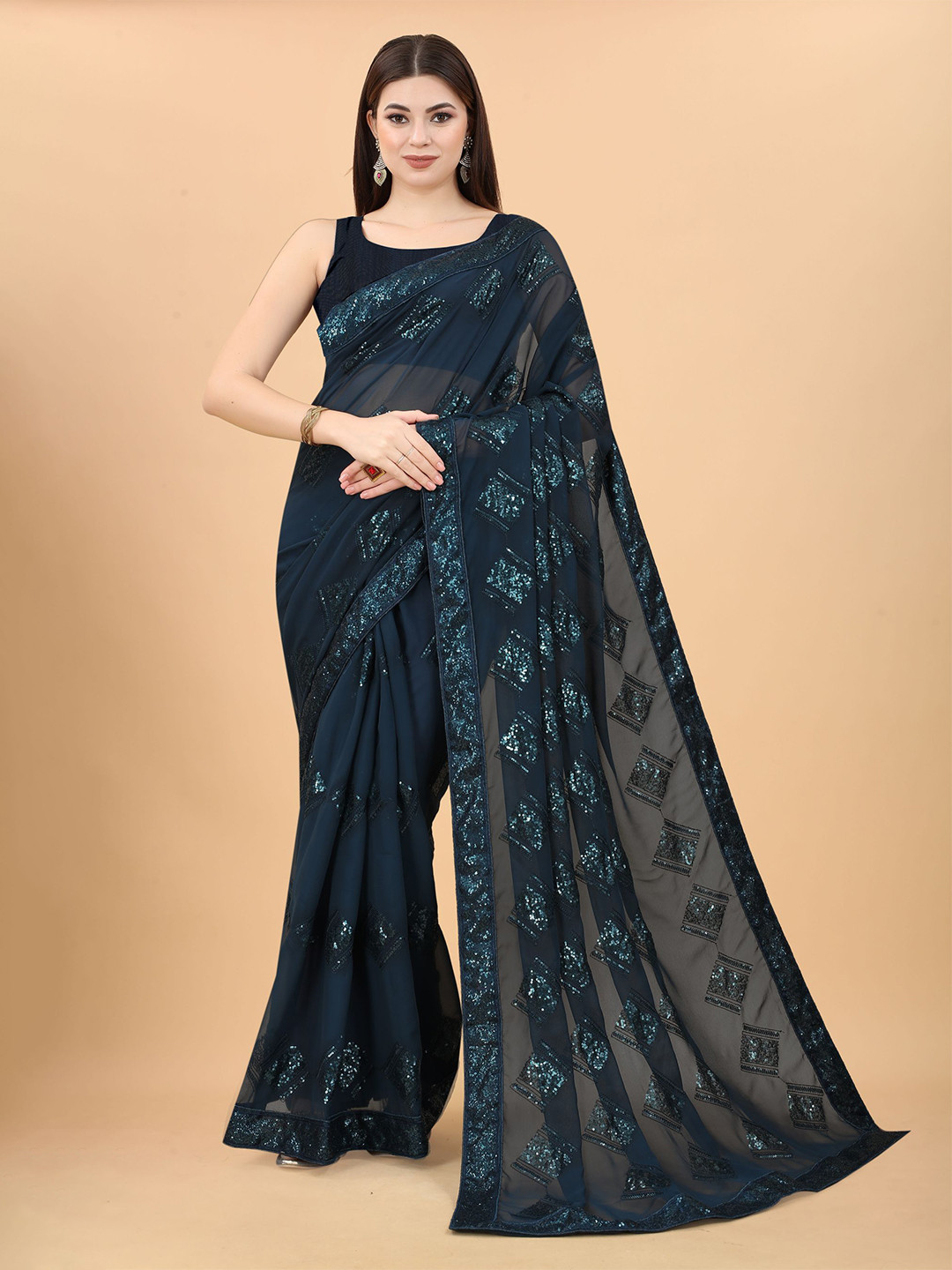 

VAIRAGEE Embellished Sequinned Saree, Black