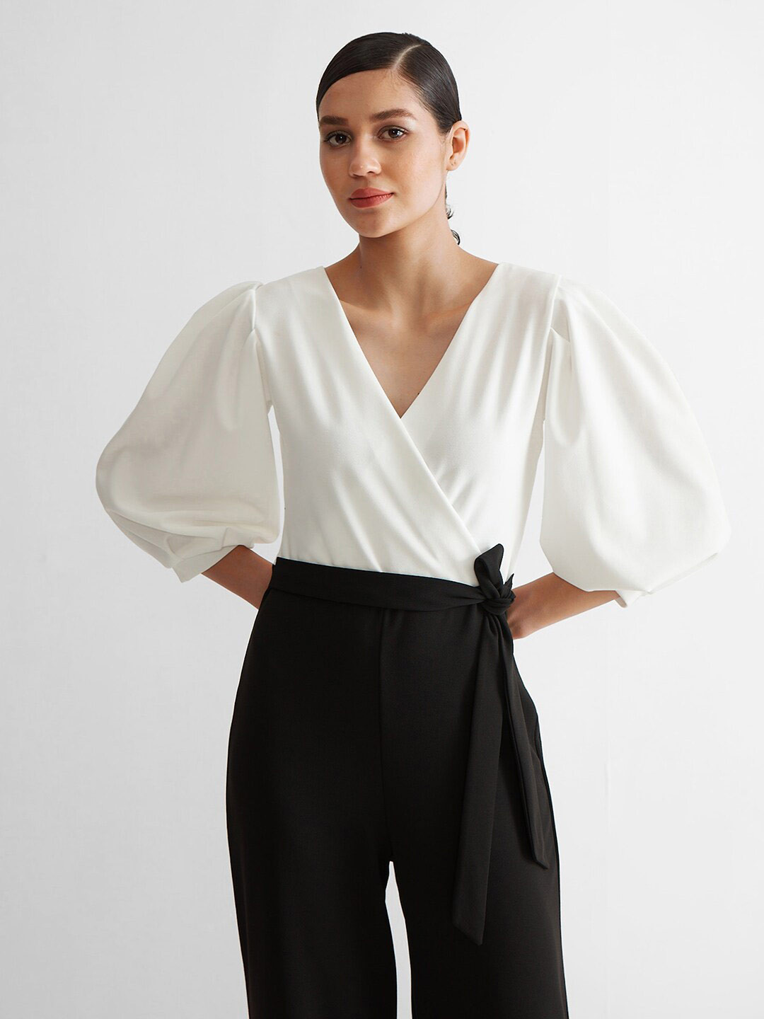 

COVER STORY Basic V-Neck Jumpsuit, White