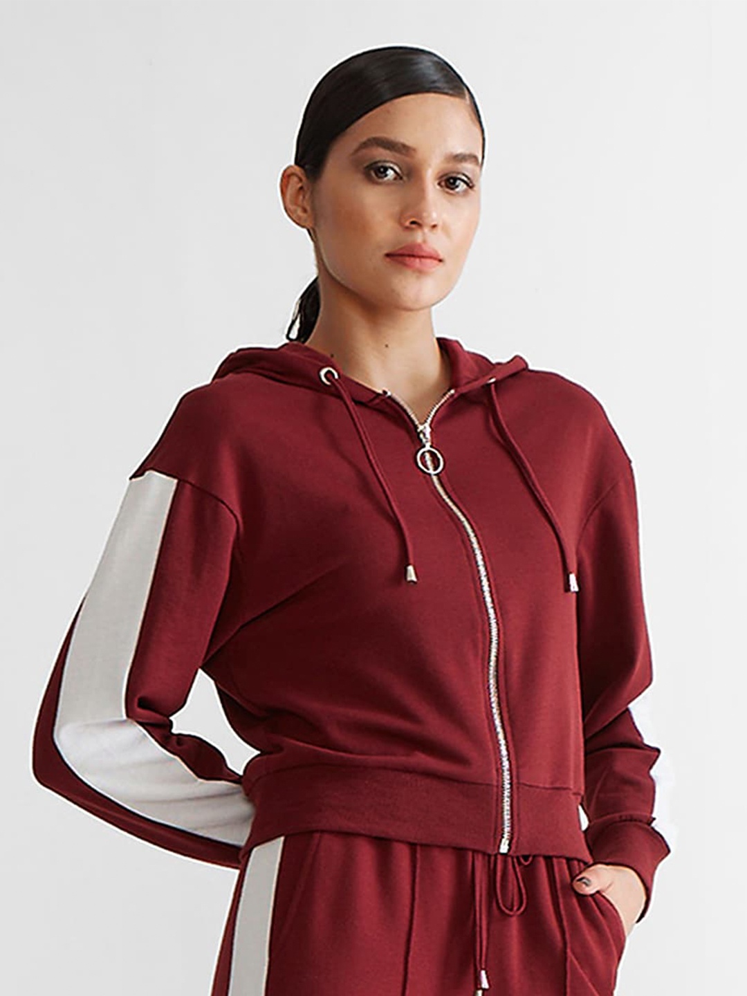 

COVER STORY Women Colourblocked Hooded Crop Front-Open Sweatshirt, Maroon