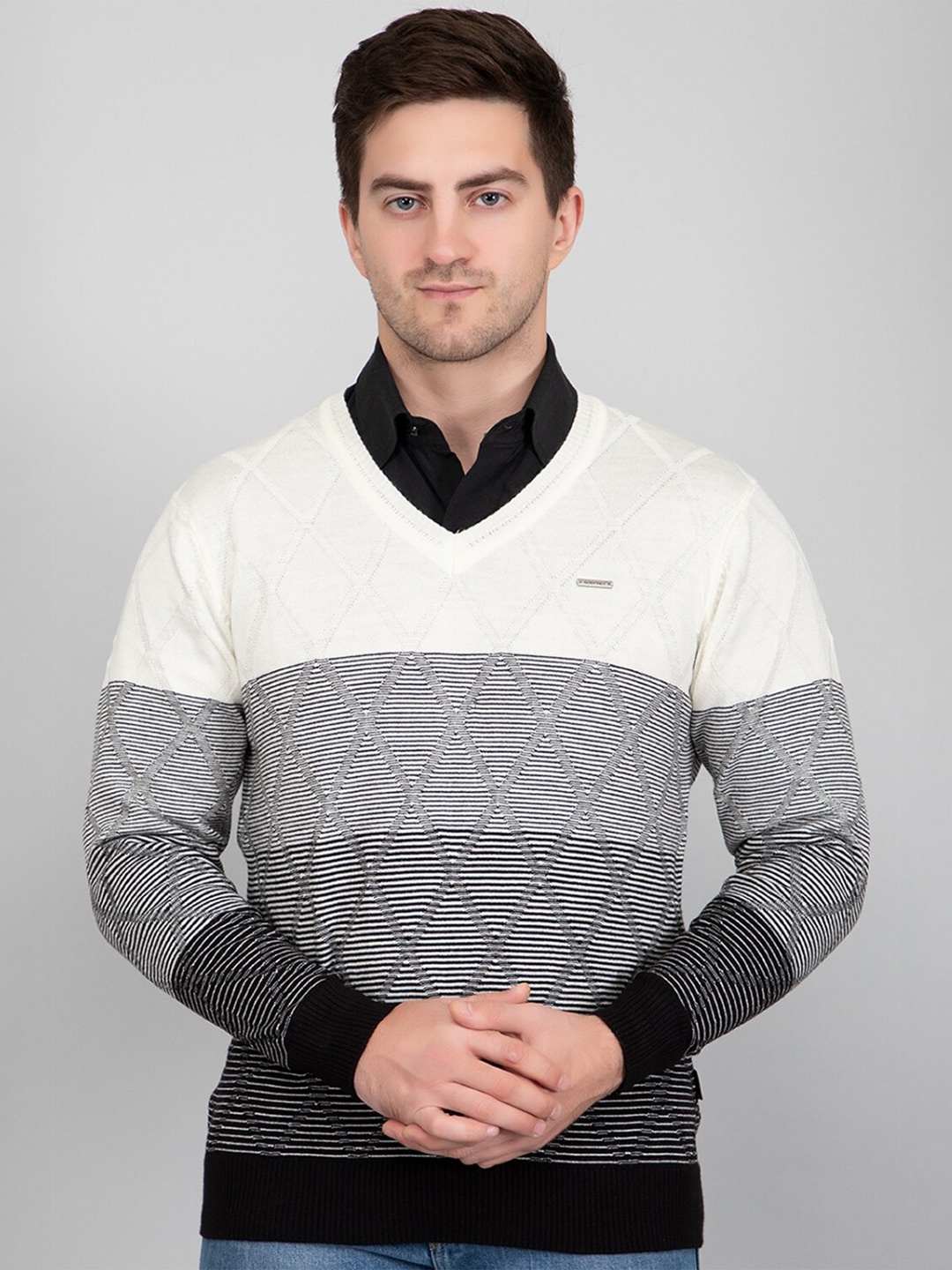 

GODFREY Men Colourblocked V-Neck Pullover, Black