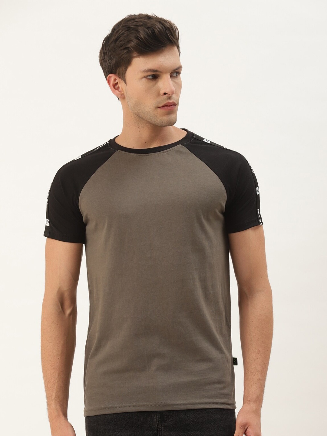 

Rodzen Men Colourblocked Round Neck Pure Cotton T-shirt, Olive