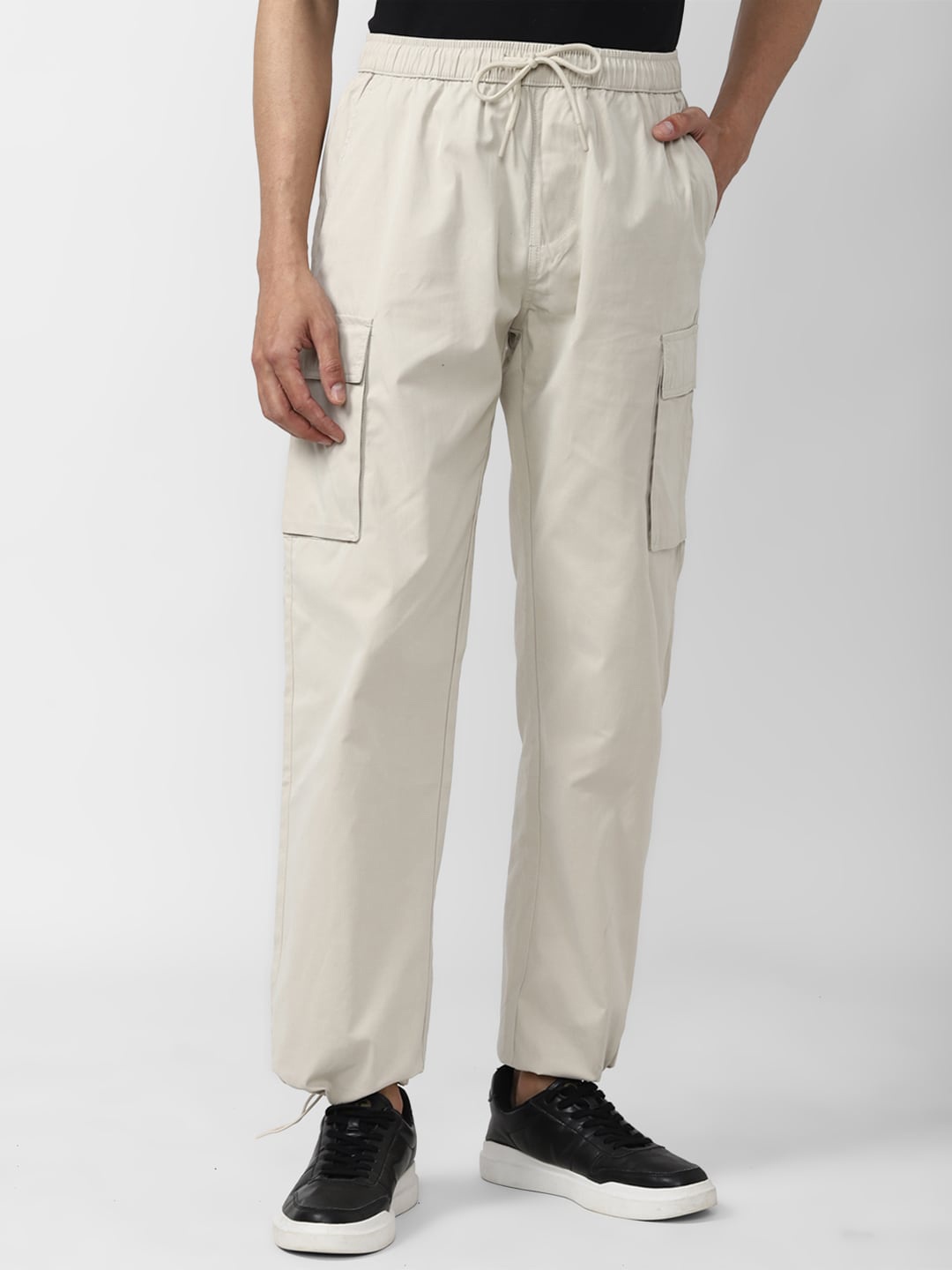 

FOREVER 21 Men Solid Cargos Trousers, Beige