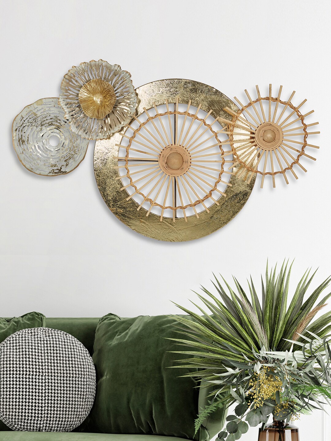 

HomeTown Apollo Gold Iron & Wooden Cartwheel Wall Art
