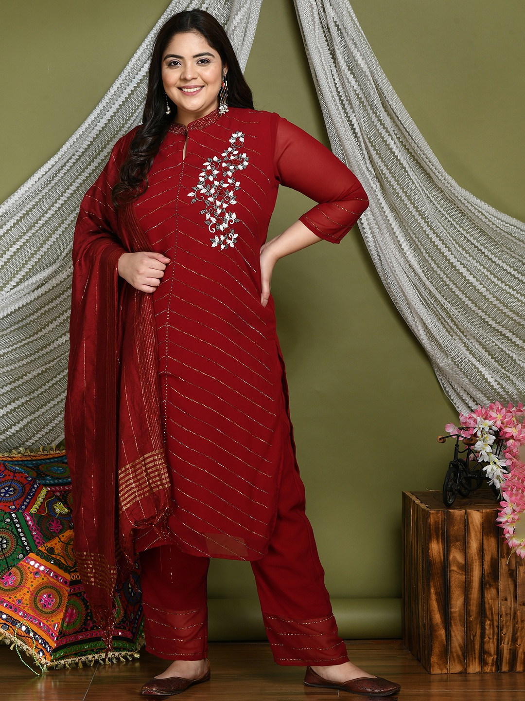 

PrettyPlus by Desinoor.com Plus Size Floral Embroidered Kurta Set, Maroon