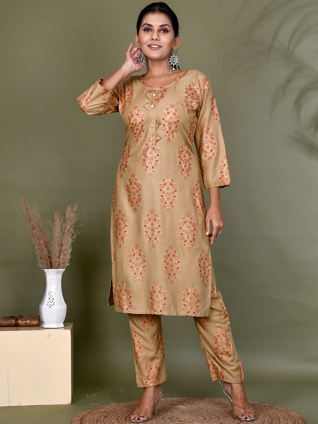 

Kesarya Women Floral Printed Round Neck Kurta with Trousers, Coffee brown