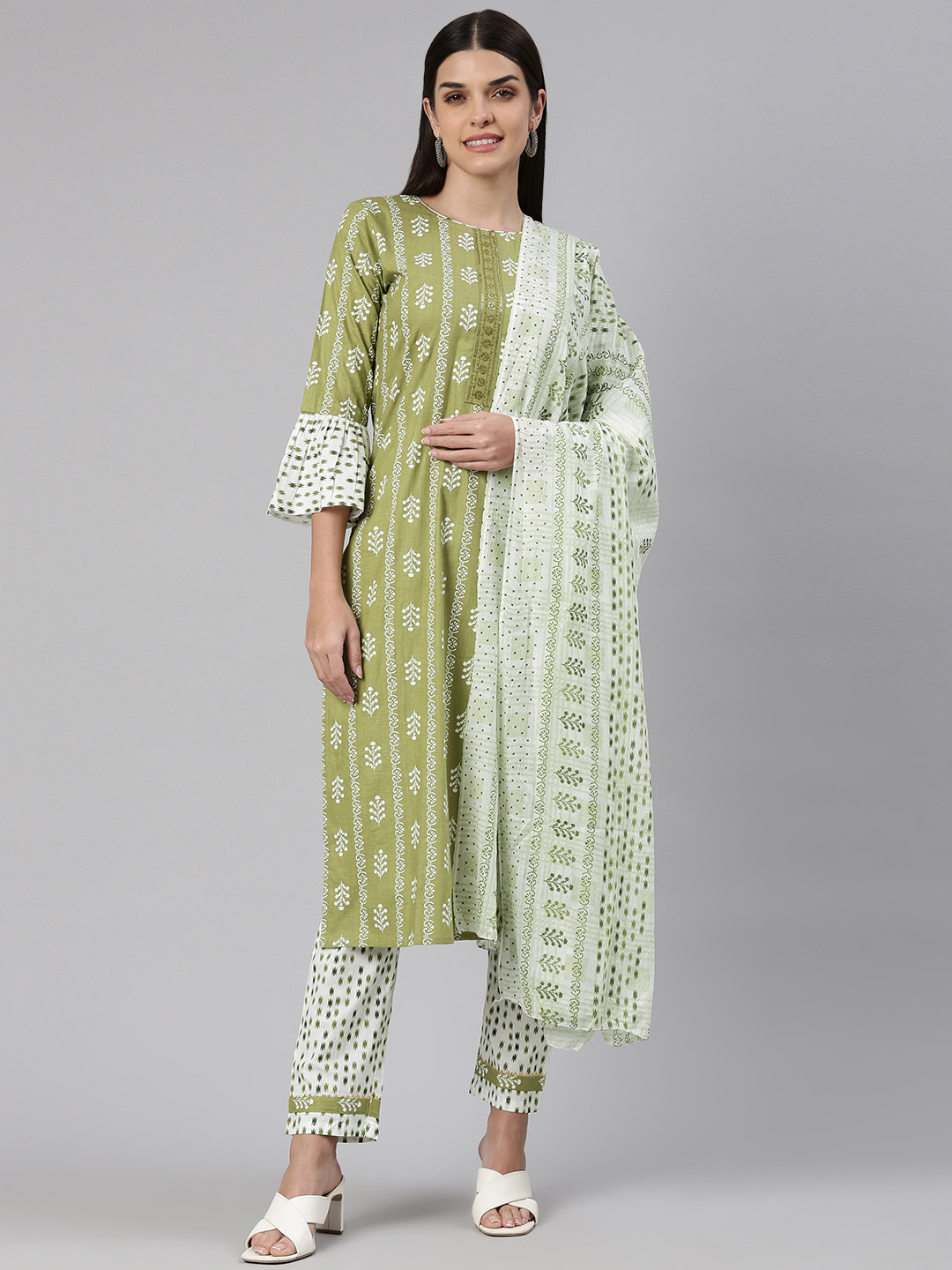 

TORONFRAS Women Green Floral Printed Sequinned Pure Cotton Kurta with Trousers & With Dupatta