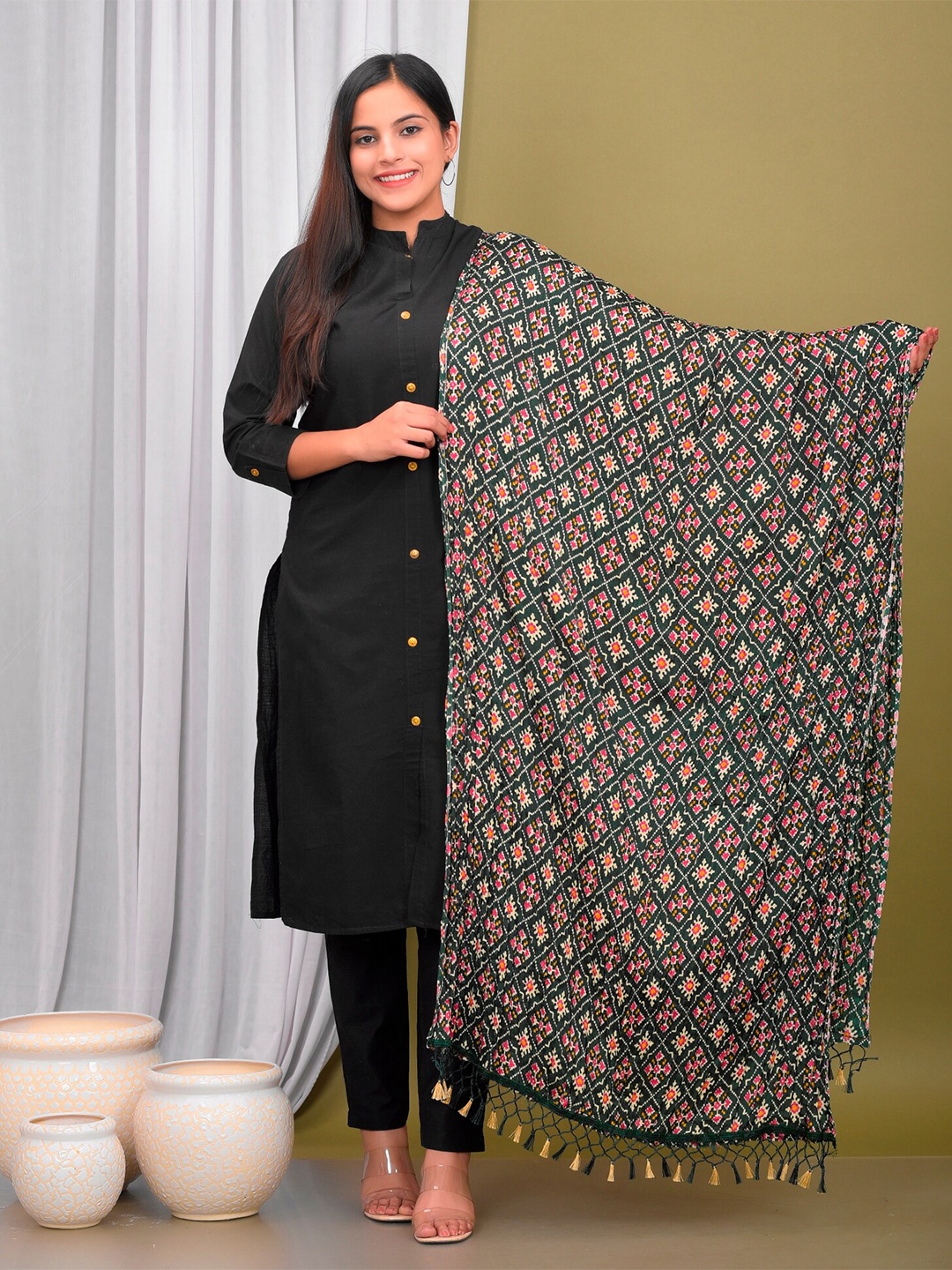 

HANDICRAFT PALACE Green & Pink Printed Bandhani Dupatta