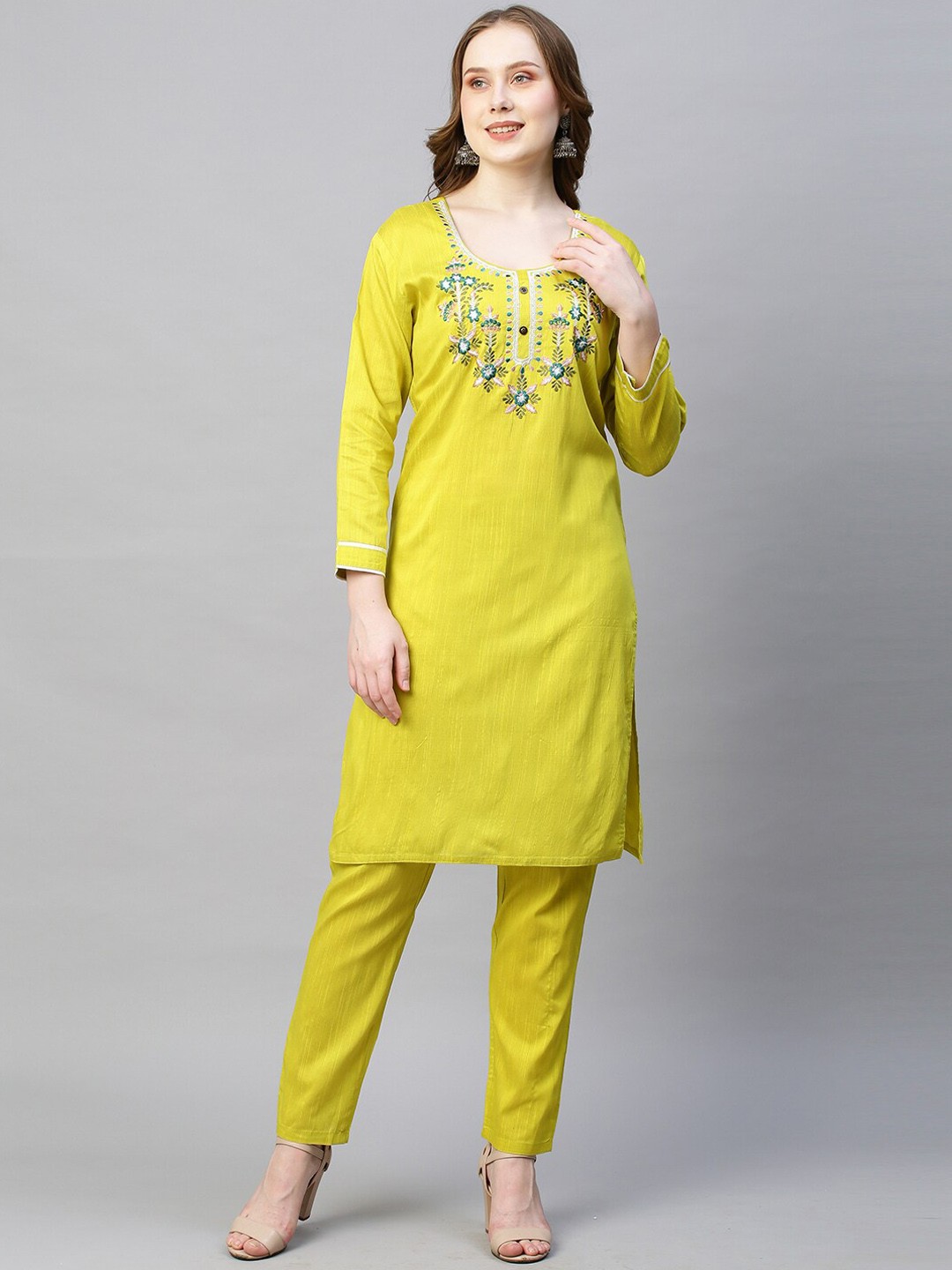 

POONAM DESIGNER Women Embroidered Thread Work Kurta with Trousers, Green