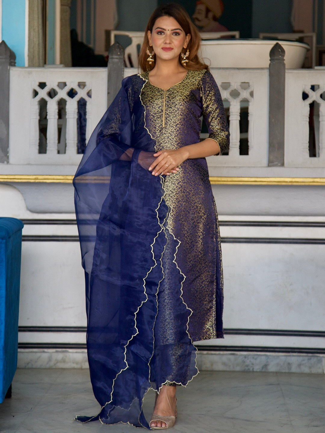 

OneWe Women Floral Printed Pure Silk Kurta with Trousers & With Dupatta, Navy blue