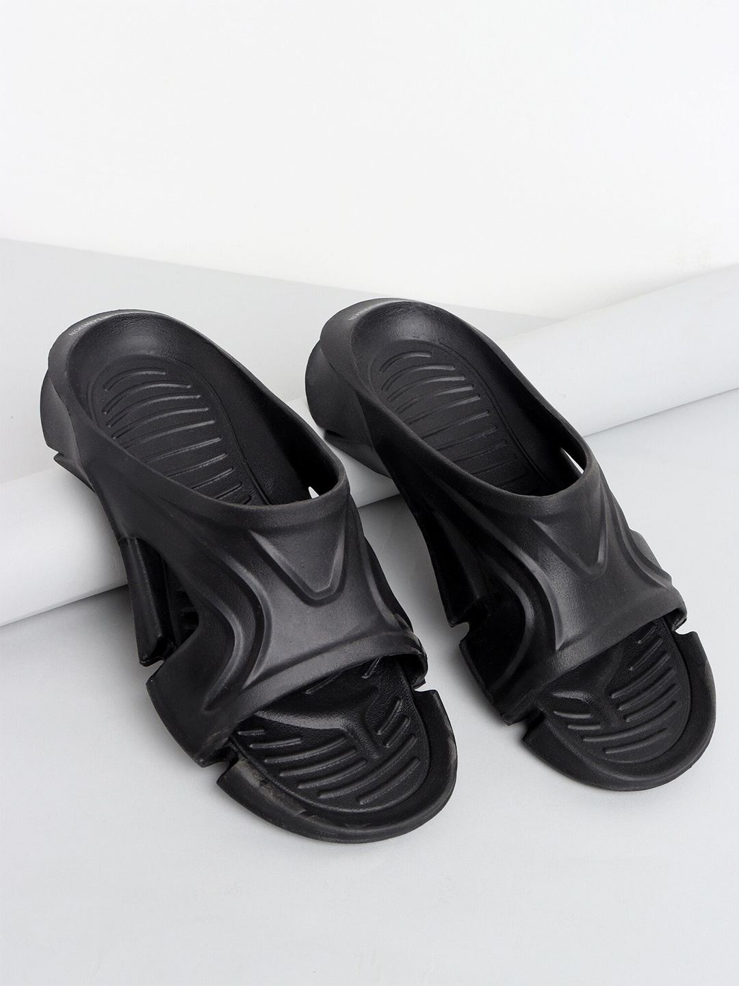 

Carlton London Men Rubber Sliders, Black