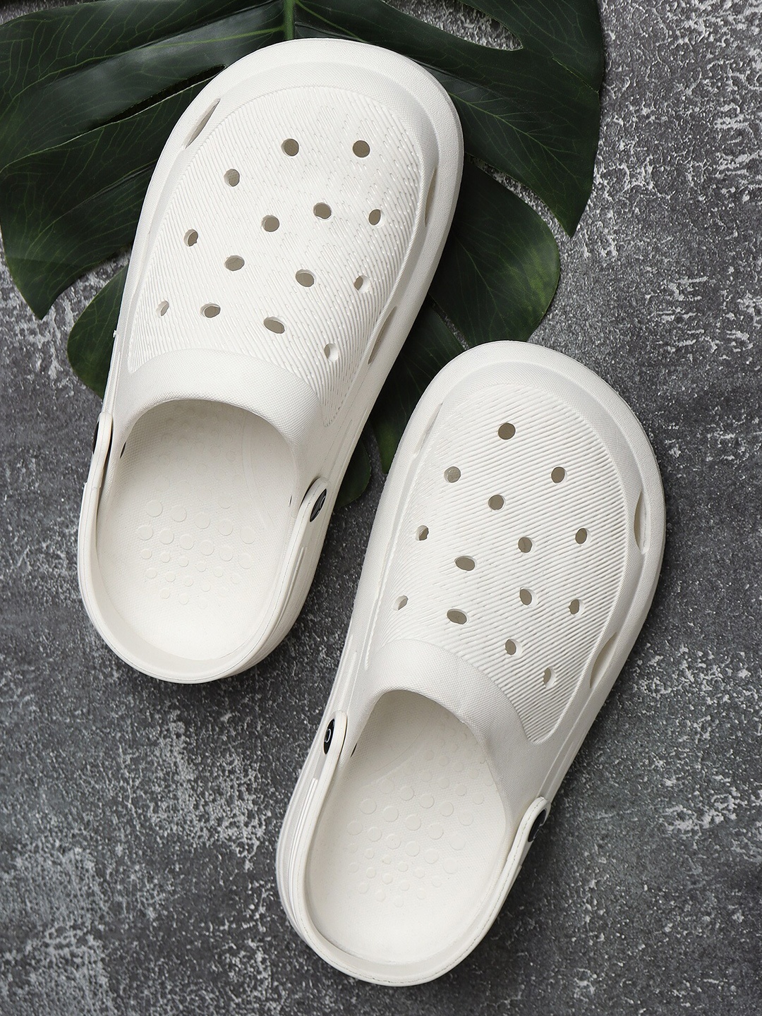 

Carlton London Men Rubber Clogs, Off white