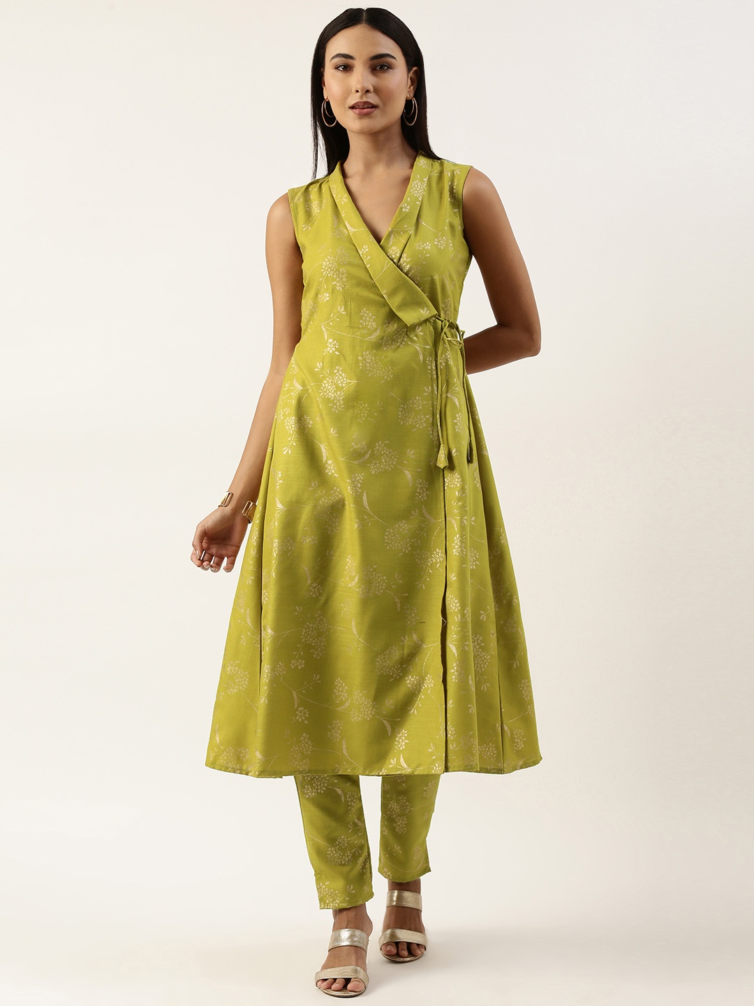 

Ethnovog Floral Printed Angrakha Kurta With Trousers, Green