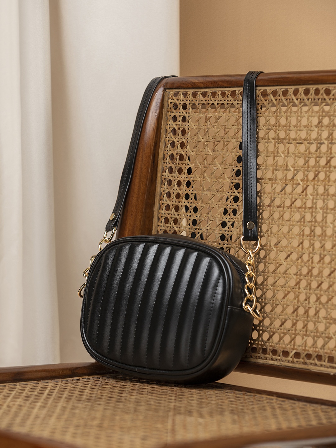 

ESTALON Structured Sling Bag with Quilted, Black